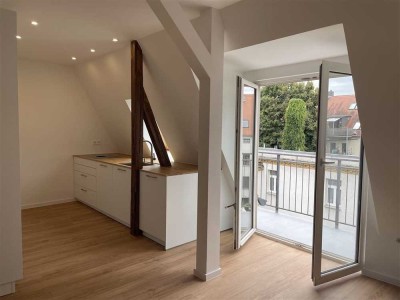 frisch sanierte Maisonettewohnung im Dachgeschoss mit Balkon und Einbauküche