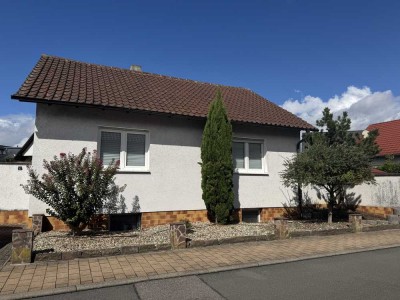 Ruhig gelegenes freistehendes Einfamilienhaus mit Garten zu vermieten