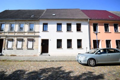 geräumiges Wohnhaus mit modernisierten Bädern, Garten und Garage