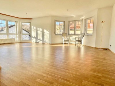 AB SOFORT! Sehr schöne Wohnung mit neuer EBK, Vollbad, Balkon und Tiefgarage!