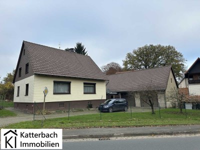 Gemütliches Ein- bis Zweifamilienhaus mit Nebengebäude und zwei Garagen in Nienstedt