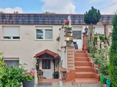 Bungalow mit ausgebautem Untergeschoss, Garage, Carport und zwei Terrassen in Kötzschen