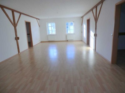 Dachgeschosswohnung mit extra großem zentralen Wohnraum