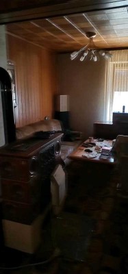 Einfamilienhaus mit Ladenlokal und Nebengebäude in Dunzweiler