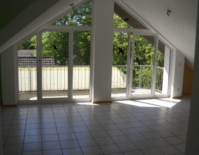 Neues Bad und stilvoll möbilierte 1-Raum-Wohnung , EBK und Balkon in Altenstadt (Waldsiedlung)