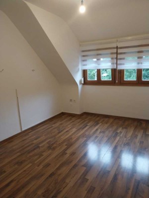 Gepflegte 1-Zimmer-Dachgeschosswohnung mit Potenzial in Uhlbach