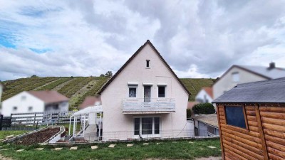 Familienidyll mit viel Platz: Freistehendes Einfamilienhaus mit großem Garten, zwei Terrassen.