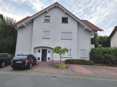 ***Frisch sanierte 2 ZKB -Wohnung im Erdgeschoss mit 1 PKW-Stlpl.***