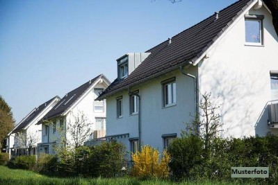 Zweifamilienhaus mit Garage und