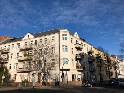 3 Zimmer-Altbauwohnung (WG-geeignet) mit Balkon !