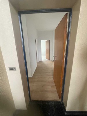 HAUSMEISTER/IN WOHNUNG: 3-Raum-Wohnung mit EBK in Berlin Wedding