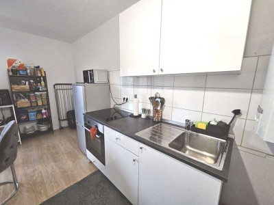 *ab 01.05.* große Wohnküche mit Einbauküche, div. Möbel, Balkon, Badewanne, sep. Schlafzimmer