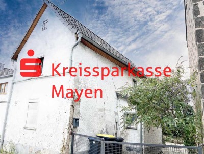 Sanierungsbedürftiges Wohnhaus m. Nebengebäude, Stellplatz u. kl. Garten