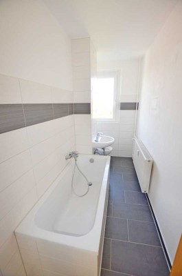 2-Raum-Wohnung mit Balkon und Badewanne! Bezug ab 01.12.24 möglich!