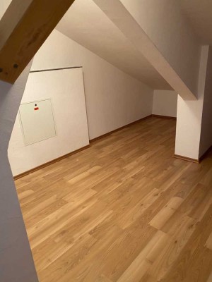 Schöne und kurzfristig beziehbare 2 Zimmer - Mietwohnung mit Einbauküche + PKW-Stellplatz !