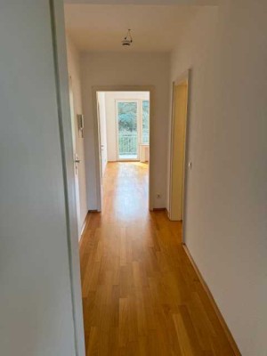 Exklusive 2-Zimmer-Wohnung, vollständig renoviert, mit Balkon in Düsseldorf