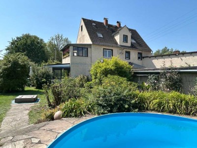 Attraktives Einfamilienhaus mit 8 schönen Zimmern und vielen Garagen in Nossen