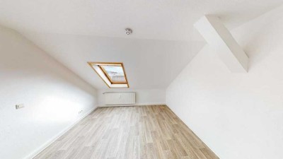 Schöne Dachgeschosswohnung mit Einbauküche