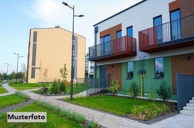 Einfamilien-Doppelhaushälfte mit Stellplatz und Garten