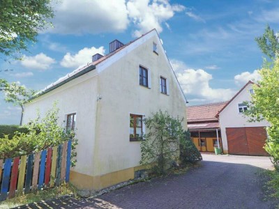 In Alleinlage! Wohnhaus mit Gerätehalle und vermieteter Wohnung im umgebauten Nebengebäude