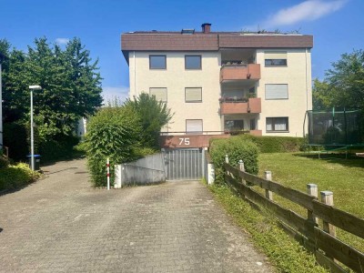 Ruhige 2,5 Zimmer-Erdgeschoss-Wohnung mit Balkon, Aufzug und Tiefgarage in Dettingen Teck