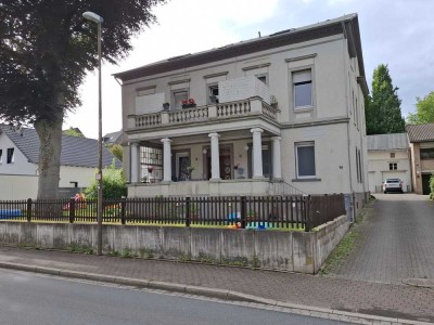 Attraktive DG-Wohnung im 3-Familien-Haus mit Garage
