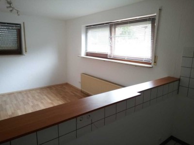 Helle UG-Einliegerwohnung in freistehendem Eckhaus