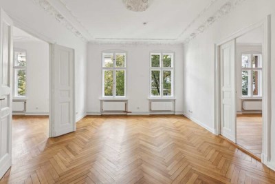 4 Zimmer | französischer Balkon | EBK | Altbaucharme mit Stuck