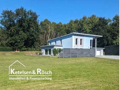 Modernes Niedrigenergiehaus auf großem Grundstück