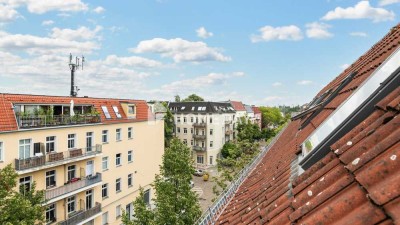 Stilvolle Altbau-Dachgeschosswohnung mit 2 Zimmern und Balkon