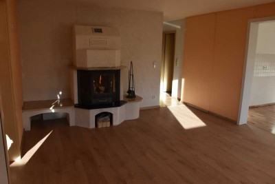 Gepflegte Wohnung mit fünf Zimmern, Kamin und Balkon in Dresden