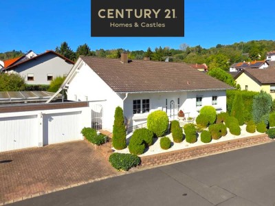 Traum in weiß, freistehender Bungalow mit Doppelgarage und Garten in privilegierter Wohnlage