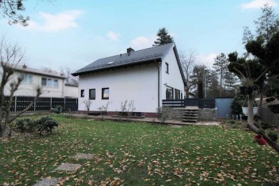 Bezugsfreies Einfamilienhaus mit uneinsehbarem Garten & viel Platz für die ganze Familie in Feucht
