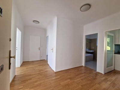 "Helle frisch renovierte 4-Zimmerwohnung mit Balkon nahe dem Türkenschanzpark - WG-tauglich"