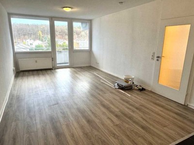Aufstocker und Jobcenter willkommen * moderner LAMINAT * XL Balkon * einfaches Haus am Betzenberg