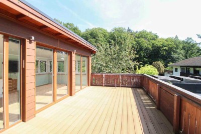 Exclusive 4-Zimmer-Wohnung mit Wintergarten, großer Dachterrasse und Balkon in ruhiger Waldrandlage!