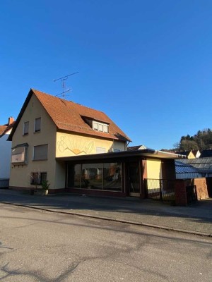 Freistehendes Haus + separate Wohnung, Garage und Grundstück