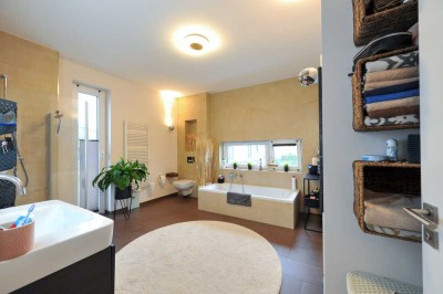 energieeffiziente, topmoderne Doppelhaushälfte mit 5 Zimmern, EBK, Ankleide, Kamin, Pool, Teich