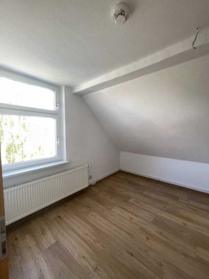 Helle 2-Zimmer-Dachgeschosswohnung mit renoviertem Bad, Carport und Gartenmitbenutzung