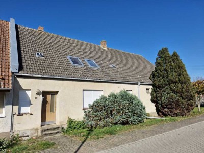 sanierungsbedürftiges Einfamilienhaus mit schönem Grundstück und Nebengebäuden