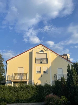 Geschmackvolle DG-Wohnung mit Balkon und Einbauküche in Vaterstetten