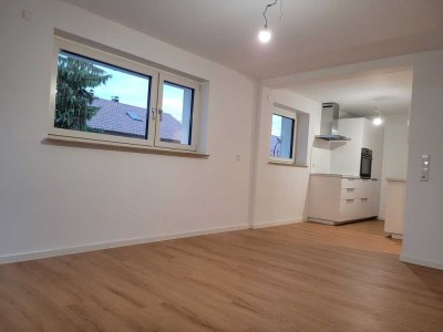 Neu-sanierte 2-Zimmer-Wohnung mit schöner Terrasse, neuer Einbauküche + Photovoltaik