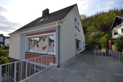 Panoramablick aus geräumiger Maisonettewohnung "Am Heyerberg 2" in KO-Güls