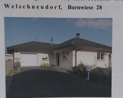 Freistehender Bungalow mit guter Innenausstattung, komplett unterkellert mit Garage in Welschneudorf