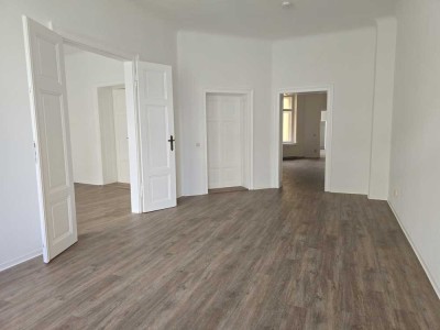 Frisch renovierte, sonnige Wohnung direkt neben Theater zu vermieten.