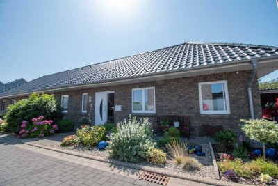 Energieeffizient und gepflegt: Doppelhaushälfte mit idyllischem Garten und Carport