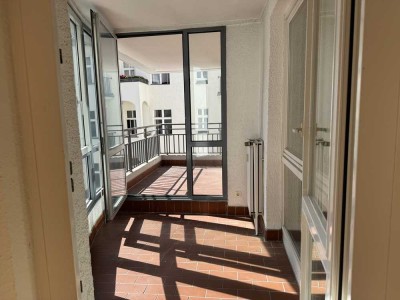 Bezugsfrei! Lichtdurchflutete 4-Raum-Wohnung mit Balkon und Wintergarten in Charlottenburger TOPLAGE