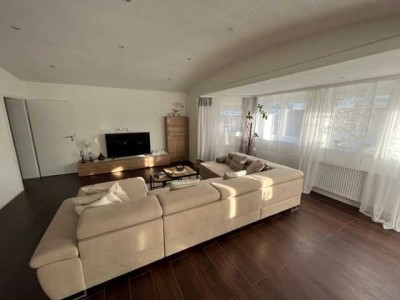 *SANIERT* HOCHWERTIGE UND GROßZÜGIG GESCHNITTENE 5-ZIMMER-EG- WOHNUNG MIT GARTEN UND STELLPLATZ