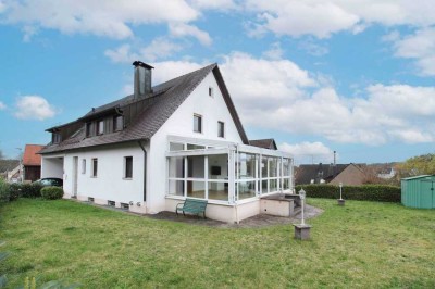 Voll unterkellertes Zweifamilienhaus mit Garten, 2 Balkonen und Wintergarten