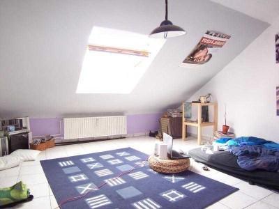 myHome-Immobilien / Supergünstige, NEU RENOVIERTE 2 Zi-DG-Wohnung + mit großer Küche + S-Bahn Nähe.